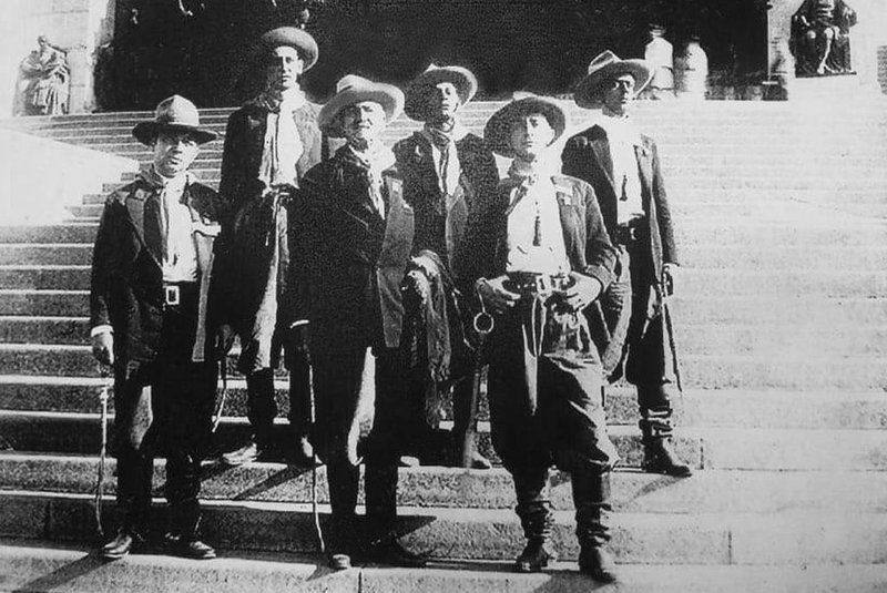  Um grupo de gaúchos (tendo à frente, e ao centro, o coronel Franklin Cunha) apareçe de chapéus, lenços, bombachas, botas e rebenques na mão, diante do Monumento à Independência, no Ipiranga, em São Paulo, local em que D.Pedro I proclamou a emancipação do Brasil de Portugal (inaugurado em 7 de setembro de 1922).<!-- NICAID(14525425) -->