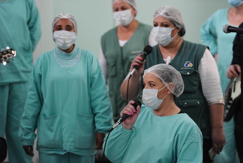  CAXIAS DO SUL, RS, BRASIL (18/06/2020)Pessoal sanitário da UBS Reolon e banda de Guardas Municipais de Caxias do Sul gravam vídeo musical. (Antonio Valiente/Agência RBS)<!-- NICAID(14525644) -->