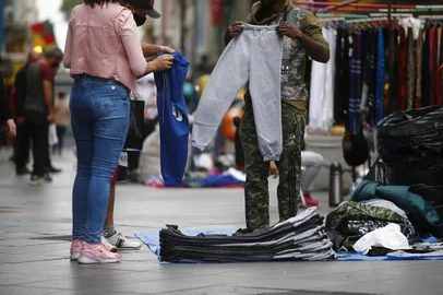  PORTO ALEGRE, RS, BRASIL - 18.06.2020 - Com o fechamento do comércio e o aumento da informalidade no mercado de trabalho, é visível o maior número de camelôs no Centro, especialmente nas proximidades do Mercado. Vamos circular pela região e fazer imagens desse movimento e da circulação de clientes. (Foto: Félix Zucco/Agencia RBS)<!-- NICAID(14525523) -->