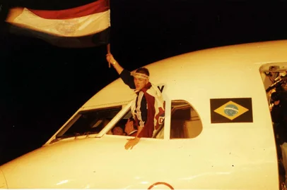 O campeão gaúcho Paulo Turra na chegada do time do Caxias depois da vitória contra o Grêmio , em Porto Alegre.#EDIÇÃO: 2ª#PÁGINA: 3 Fonte: Pioneiro<!-- NICAID(640274) -->