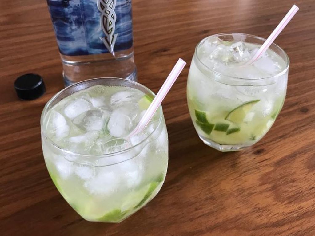 Um passo a passo para uma caipira de vodca incr&iacute;vel | Destemperados