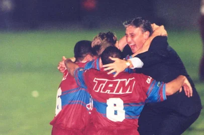 *** Gauchão2000/Tite - arquivo ***Gauchão 2000 - Caxias x GrêmioTécnico Tite comemora o título com sua equipe.FOTO DE 14/06/2000Contato: 50382 (na pasta do Gauchão 2000)<!-- NICAID(94021) -->