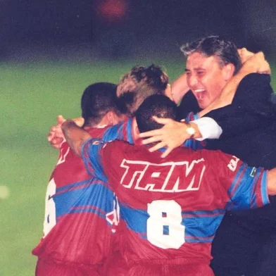 *** Gauchão2000/Tite - arquivo ***Gauchão 2000 - Caxias x GrêmioTécnico Tite comemora o título com sua equipe.FOTO DE 14/06/2000Contato: 50382 (na pasta do Gauchão 2000)<!-- NICAID(94021) -->