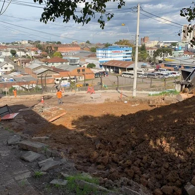 Demora em obra de pavimentação causa transtorno a moradores do bairro Petrópolis, em Caxias<!-- NICAID(14526395) -->