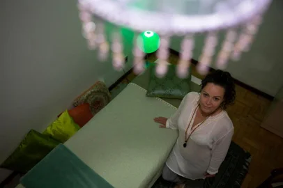  PORTO ALEGRE, RS, BRASIL - Profissões em alta pós-pandemia. Na imagem a instrutora de meditação, terapeuta holística, deeksha giver e orientadora comportamental Eliane Pedebos. A Eliane era da área das exatas antes de se tornar terapeuta e orientadora. As profissões de terapeuta holístico, instrutor de meditação e instrutor de yoga estão entre as profissões que deverão ficar em alta depois da pandemia. (Foto: Jefferson Botega/Agencia RBS)Indexador: Jefferson Botega<!-- NICAID(14525800) -->
