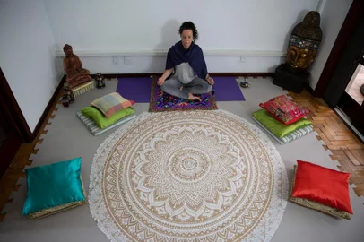  PORTO ALEGRE, RS, BRASIL - Profissões em alta pós-pandemia. Na imagem a instrutora de meditação, terapeuta holística, deeksha giver e orientadora comportamental Eliane Pedebos. A Eliane era da área das exatas antes de se tornar terapeuta e orientadora. As profissões de terapeuta holístico, instrutor de meditação e instrutor de yoga estão entre as profissões que deverão ficar em alta depois da pandemia. (Foto: Jefferson Botega/Agencia RBS)Indexador: Jefferson Botega<!-- NICAID(14525794) -->