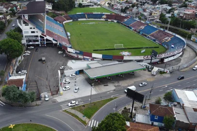 CAXIAS DO SUL, RS, BRASIL, 18/02/2020. Vista aérea do estádio Francisco Stédile, mais conhecido como Estádio Centenário. Ele serár palco do único jogo da final da Taça Cel. Ewaldo Poeta, primeiro turno do Campeonato Brasileiro. O confronto será SER Caxias x Grêmio, no próximo sábado (22/02).  (Porthus Junior/Agência RBS)<!-- NICAID(14424256) -->
