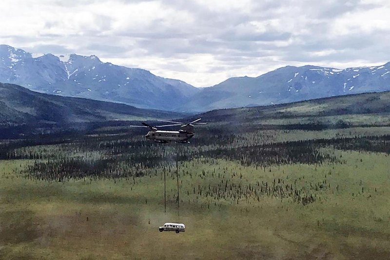  In this image courtesy of the Alaska Army National Guard, a National Guard Chinook helicopter lifts Fairbanks Bus 142, made famous by the book and film "Into the Wild," from the remote Stampede Trail outside Denali National Park, near Healy, Alaska, on June 18, 2020. - The bus was removed because of public safety concerns, since the remote and dangerous site had become a tourist attraction. The bus will be stored until a permanent site is found, according to the Alaska Department of Natural Resources. (Photo by Seth LACOUNT / Alaska Army National Guard / AFP) / RESTRICTED TO EDITORIAL USE - MANDATORY CREDIT "AFP PHOTO / Alaska Army National Guard / Sgt. Seth LACOUNT" - NO MARKETING - NO ADVERTISING CAMPAIGNS - DISTRIBUTED AS A SERVICE TO CLIENTSEditoria: ACELocal: HealyIndexador: SETH LACOUNTSecao: literatureFonte: Alaska Army National GuardFotógrafo: Handout<!-- NICAID(14527152) -->