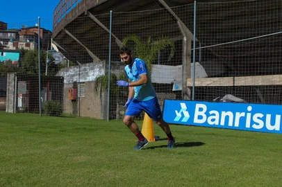Caxias voltou aos treinos após 85 dias sem atividades. Trabalhos recomeçam com grupos reduzidos. Na Foto, Zagueiro Laercio<!-- NICAID(14517543) -->