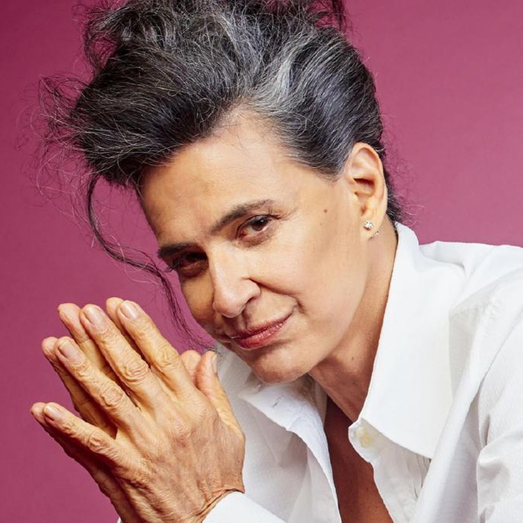 Em live, Simone celebra 25 anos da música 