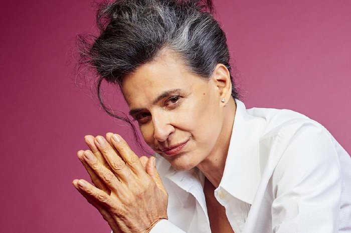 Em live, Simone celebra 25 anos da música 