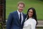 Príncipe Harry e Meghan Markle posam para fotos logo após anunciarem o noivadoBritains Prince Harry stands with his fiancée US actress Meghan Markle as she shows off her engagement ring whilst they pose for a photograph in the Sunken Garden at Kensington Palace in west London on November 27, 2017, following the announcement of their engagement.Britains Prince Harry will marry his US actress girlfriend Meghan Markle early next year after the couple became engaged earlier this month, Clarence House announced on Monday. / AFP PHOTO /<!-- NICAID(13292641) -->