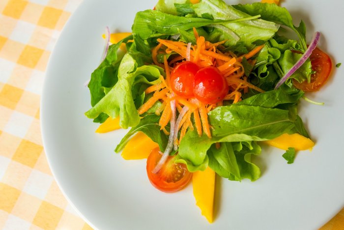 pedaços de fígado frito com cebola, folhas frescas de saladas