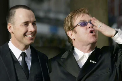 #PÁGINA:12Casamento gay na Inglaterra. O cantor Elton John (D) se casou com David Furnish, cineasta.Filmmaker David Furnish and rock star Elton John pose for photos outside Windsors Guildhall, England, Wednesday Dec. 21, 2005, where they were joined in a civil union. The couple are among hundreds of same-sex couples to wed in civil partnerships in England and Wales on Wednesday, the first day that such ceremonies become possible. Ceremonies were held earlier this week in Northern Ireland and Scotland. (AP Photo/Haydn West) Fonte: AP Fotógrafo: HAYDN WEST<!-- NICAID(1741829) -->