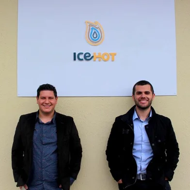 Startup de Bento adaptou bebedouro para aplicação de álcool gel. Na foto, os sócios Samuel Panta e Alex Oliveira.<!-- NICAID(14525427) -->