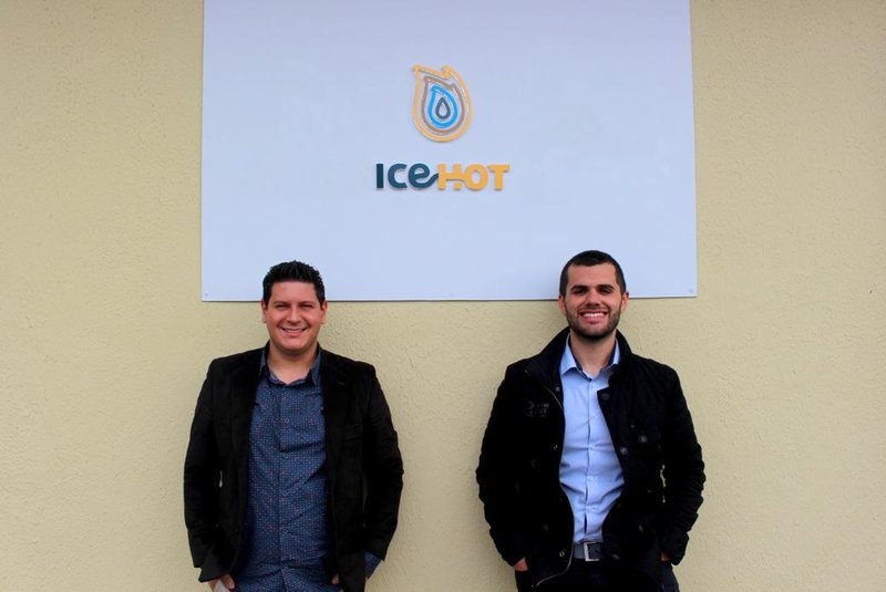 Startup de Bento adaptou bebedouro para aplicação de álcool gel. Na foto, os sócios Samuel Panta e Alex Oliveira.<!-- NICAID(14525427) -->