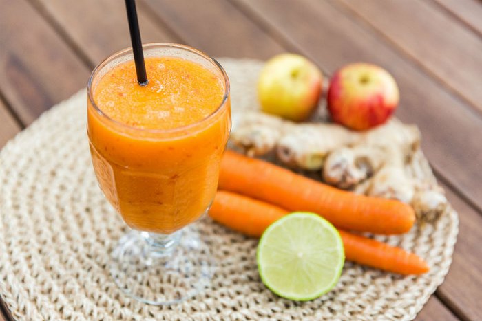 Suco de cenoura, gengibre, maçã e limão para refrescar e manter a saúde | Destemperados