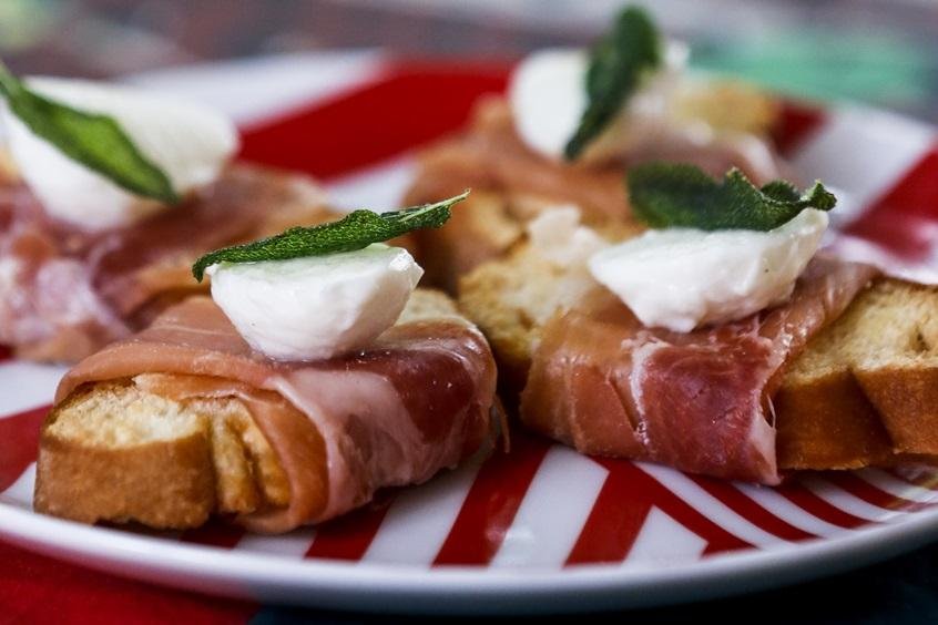 Petisco fácil: pão tostado com presunto cru e sálvia | Destemperados