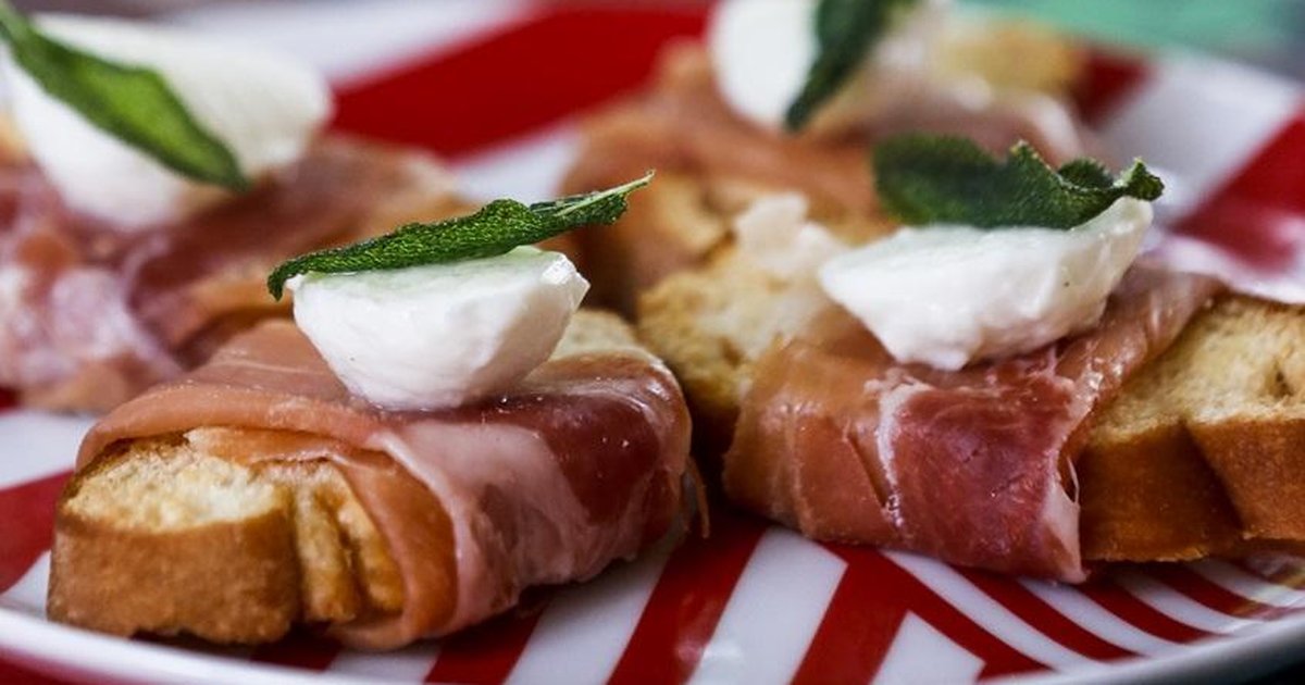 Petisco fácil: pão tostado com presunto cru e sálvia | Destemperados