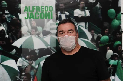  CAXIAS DO SUL, RS, BRASIL (22/06/2020)O Esporte Clube Juventude anuncia oficialmente que Luís Carlos de Oliveira Preto, o Pintado, é o novo treinador do elenco profissional. Na foto chegada de Pintado no Estádio Alfredo Jaconi. (Antonio Valiente/Agência RBS)<!-- NICAID(14527954) -->