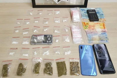 Um apenado com tornozeleira eletrônica foi preso por promover uma tele-entrega de drogas em Bento Gonçalves. O homem de 23 anos realizava as vendas apenas no perímetro permitido pelo monitoramento. O rapaz de 23 anos foi flagrado com 28 porções de cocaína (que pesaram 33,9 gramas) e seis de maconha (56,8 gramas).<!-- NICAID(14528084) -->