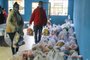 Voluntários da ONG Misturaí durante entrega de alimentos na pandemia.<!-- NICAID(14523363) -->