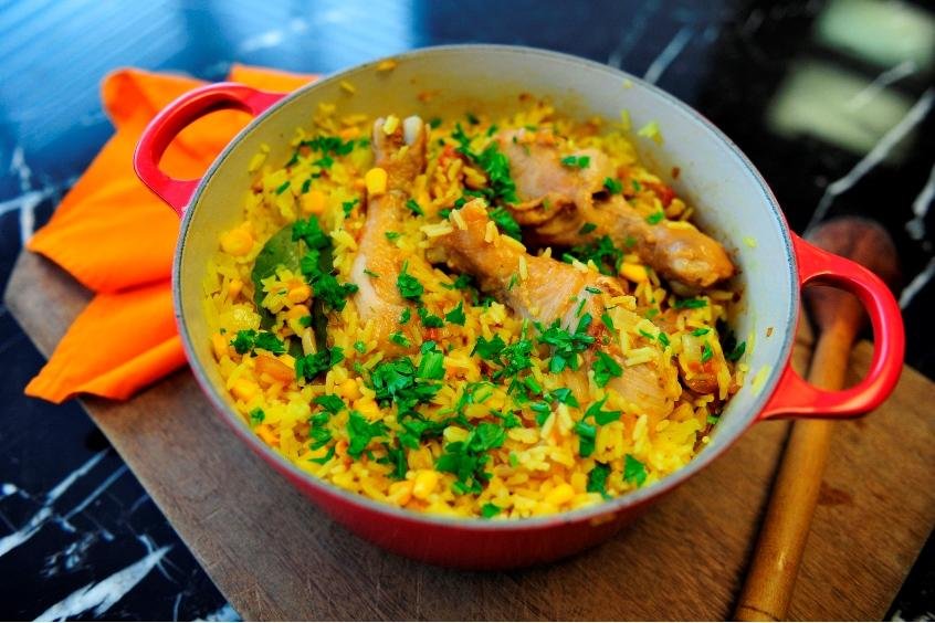 Praticidade na cozinha: arroz com galinha | Destemperados