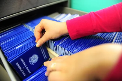  CAXIAS DO SUL, RS, BRASIL, 25/01/2018. Aumentou a procura para a confecção da Carteira de Trabalho. Um dos principais motivos são os jovens que estão fazendo a sua primeira carteira. (Porthus Junior/Agência RBS)<!-- NICAID(13383231) -->