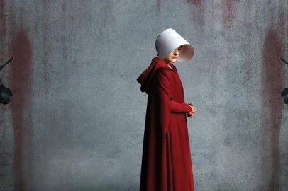 Elizabeth Moss em cena de The Handmaids Tale, série baseada no livro O conto da aia, de Margaret Atwood<!-- NICAID(13890872) -->