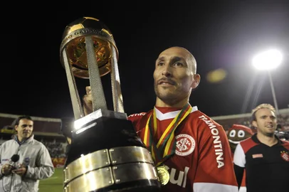  PORTO ALEGRE,RS, BRASIL, 13/05/12FOTO: MATEUS BRUXEL / ZERO HORAINTER E CAXIAS CAMPEONATO GAUCHAO JOGADOR GUIÑAZU COM A TAÇA <!-- NICAID(8225068) -->