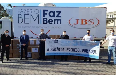 Nesta terça-feira (23), a JBS entrega mais de 30 mil equipamentos de proteção individual (EPIs) ¿ máscaras N95 e viseiras faciais ¿ à Fundação Universidade de Caxias do Sul (RS). Essa primeira doação à cidade faz parte do programa ¿Fazer o Bem Faz Bem ¿ Alimentando o Mundo com Solidariedade¿, da JBS.<!-- NICAID(14529071) -->