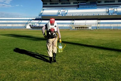 O Esportivo realizou um processo de sanitização nas dependências do estádio Montanha dos Vinhedos. A ação higienizou todos os espaços do complexo esportivo.<!-- NICAID(14529406) -->