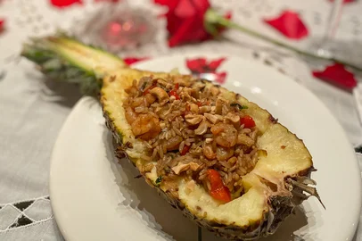 Arroz frito thai com camarão no abacaxi
