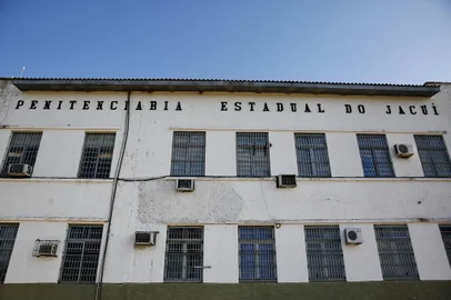 CHARQUEADAS, RS, BRASIL, 02-12-2017: Penitenciária Estadual do Jacuí, onde Luiz Augusto Félix dos Santos, condenado há mais de cem anos, cumpre pena. Ele encontrou uma saída para a vida de crime através da leitura. Já escreveu quatro livros durante o cárcere, dois deles publicados. (Foto: Mateus Bruxel / Agência RBS)<!-- NICAID(13306333) -->