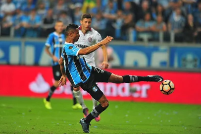  PORTO ALEGRE, RS, BRASIL, 22.11.2017. Grêmio enfrenta o argentino Lanús, na primeira partida da final da Libertadores 2017, na Arena. No lance, Cícero chutando para o gol.Foto: André Ávila/Agência RBS