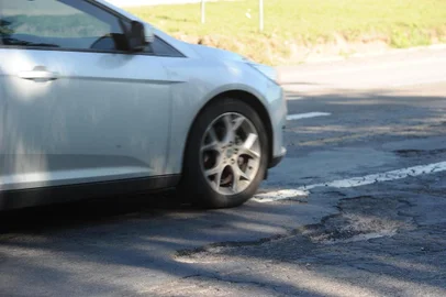  CAXIAS DO SUL, RS, BRASIL (24/06/2020)Estado de conservação de algumas das rodovias que mais apresentam problemas na região. Há poucos buracos, mas asfalto está muito deteriorado e com sinalização apagada. Na foto, RS-453 entrada do barracão - km 107. (Antonio Valiente/Agência RBS)<!-- NICAID(14529644) -->