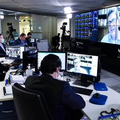 Sessão Deliberativa Remota (SDR) do Senado Federal realizada a partir da sala de controle da Secretaria de Tecnologia da Informação (Prodasen). Ordem do dia. Na pauta O Projeto de Lei (PL) 4.162/2019, que estabelece novo marco regulatório do saneamento básico. O projeto prorroga o prazo para o fim dos lixões e estabelece medidas para atrair investimentos privados para o setor.O PL 4.162/2019 extingue o modelo atual de contrato entre os municípios e as empresas estaduais de água e esgoto. O novo marco transforma os contratos em vigor em concessões com a empresa privada que vier a assumir a estatal. O texto também torna obrigatória a abertura de licitação, envolvendo empresas públicas e privadas.Senador Rogério Carvalho Santos (PT-SE) em pronunciamento via videoconferência.Participam: 2º secretário da Mesa Diretora do Senado Federal, senador Eduardo Gomes (MDB-TO); presidente do Senado Federal, senador Davi Alcolumbre (DEM-AP).Foto: Waldemir Barreto/Agência Senado<!-- NICAID(14530526) -->