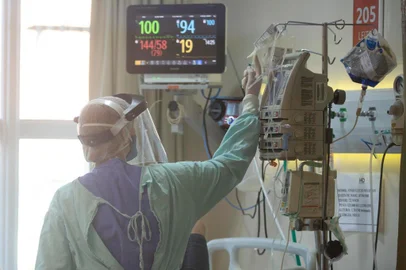 PORTO ALEGRE, RS, BRASIL - 17.06.2020 -  Unidade de Tratamento Intensivo (UTI) do Hospital Ernesto Dornelles, na Capital. (Foto: Jefferson Botega/Agencia RBS)Indexador: Jefferson Botega<!-- NICAID(14525093) -->