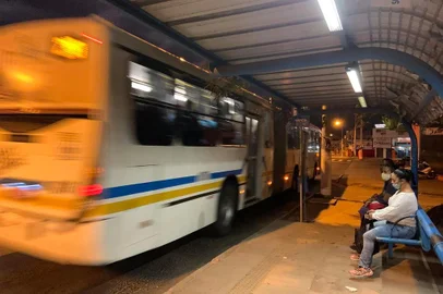  PORTO ALEGRE, RS, BRASIL, 25/06/2020- Com assentos lotados, ônibus não recolhem passageiros e usuários reclamam de atraso nas paradas de Porto Alegre. Fotos em parada da restinga, próximo a Esplanada. Foto: Tiago Boff / Agencia RBS<!-- NICAID(14530690) -->