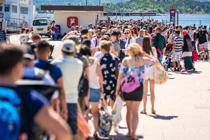 People queue on the City Hall quay in Oslo prior to take boats to reach the islands in the Oslo Fjord as the number of people boarding ferries is limited to 50 amid the new coronavirus pandemic, on May 31, 2020. (Photo by Stian Lysberg Solum / NTB Scanpix / AFP) / Norway OUTEditoria: HTHLocal: OsloIndexador: STIAN LYSBERG SOLUMSecao: diseaseFonte: NTB ScanpixFotógrafo: STR<!-- NICAID(14530997) -->