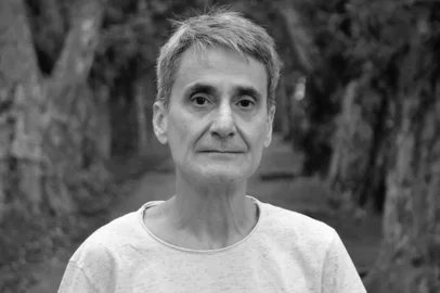 Jornalista e poeta Dinarte Albuquerque Filho, lança novo livro de poesia Fissuras no asfalto, pela Liddo Editora.<!-- NICAID(14498647) -->
