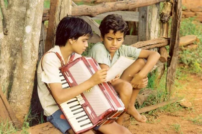 Dablio Moreira (E) e Marcos Henrique (D) em cena do filme 2 filhos de Francisco, que conta a história dos músicos Zezé di Camargo e Luciano.#PÁGINA: 04 Fonte: Divulgação Fotógrafo: Columbia<!-- NICAID(1701632) -->