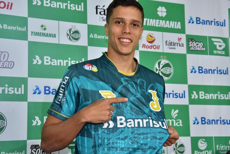 O Juventude anunciou o meia Gabriel Terra, 23 anos. O jogador foi apresentado na tarde desta sexta-feira (26), no estádio Alfredo Jaconi.<!-- NICAID(14531937) -->