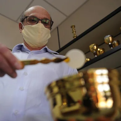 CAXIAS DO SUL, RS, BRASIL, 22/06/2020 - Empresa Lien, fabricante de artigos religiosos, localizada no Santa Lúcia, em Caxias do Sul, criou a pinça para hóstias. NA FOTO: Eduardo Pichetti, sócio-proprietário. (Marcelo Casagrande/Agência RBS)<!-- NICAID(14528467) -->