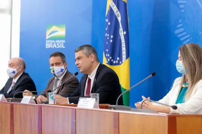 Ministério da Saúde anuncia parceria para produzir até 100 milhões de doses de vacina contra a covid-19.<!-- NICAID(14532761) -->