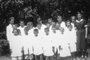 Neli Communello Cavalli com os alunos da Escola Rocha Pombo, de Nova Camaldoli, no fechamento do ano letivo de 1950, no interior de Santa Lúcia do Piaí.Crédito: acervo de família, divulgação<!-- NICAID(14533089) -->