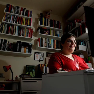  CAXIAS DO SUL, RS, BRASIL, 12/03/2019A escritora Maya Folks, fala sobre seu novo livro Poemas para ler no front. (Lucas Amorelli/Agência RBS)<!-- NICAID(13992119) -->