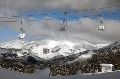 Chairlifts covered with snow are seen at Piedras Blancas ski resort on the Otto hill, closed within the lockdown imposed by the government against the spread of the COVID-19 coronavirus, in Bariloche, Rio Negro, Argentina, on June 24, 2020. - Though the city of Bariloche is already covered with snow, this year there will be no avalanche of visitors in this popular tourist destination due to the coronavirus pandemic. (Photo by FRANCISCO RAMOS MEJIA / AFP)<!-- NICAID(14533270) -->