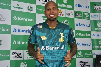 OJuventude anunciou mais um reforço para a temporada. O lateral direito Wellington Silva, 32 anos, foi apresentado nesta segunda-feira (29), no estádio Alfredo Jaconi.<!-- NICAID(14533461) -->