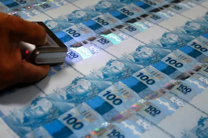 Checagem de notas de cem reais na casa da moeda.<!-- NICAID(12719749) -->